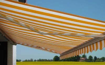 Produktbild von Elektrische Kassetten-Markise H123, Vollkassette Volant 4,5x3m Polyester Orange/Weiß