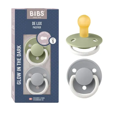 Imagen del producto de BIBS De Lux Glow, chupete que brilla en la oscuridad, pack de 2 unidades, sin BPA. Tetina en forma de cereza. Hecho de caucho natural / látex, fabricado en Dinamarca. Talla 1 (0-6 meses). Colores: verde "NIGHT" / gris "CLOUD NIGHT"