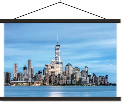 Produktbild von MuchoWow® Textilposter Die Skyline von New York City mit dem One World Trade Center 60x40 cm mit schwarzem Rahmen - Hölzernes