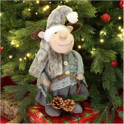 Produktbild von COM-FOUR® Weihnachts-Rentier - winterliche Elch-Figur als Dekoaufsteller - niedliche Weihnachtsdeko als Raumschmuck - schwedischer Dekoartikel - Winterdekoration mit Zipfelmütze