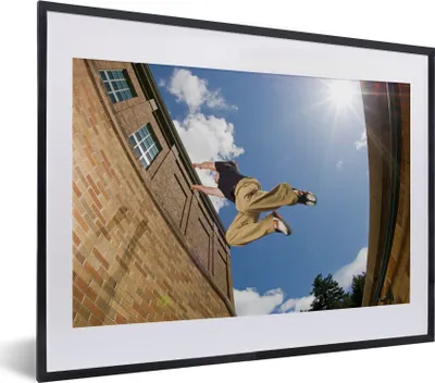 Produktbild von MuchoWow® MuchoWow® Gerahmtes Poster Junger Mann übt Parkour 40x30 cm - Poster mit zchwarzem Bilderrahmen - Bilderrahmen - Poster im Rahmen