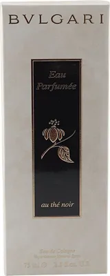 Elegante Bvlgari Eau Parfumée au Thé Noir Verpackung in Cremeweiß mit schwarzem Zierfeld, floralem Motiv und goldener Schrift auf hellem Hintergrund.