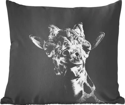 Produktbild von MuchoWow® Zierkissen Sofakissen Wohnzimmer Dekokissen 45x45 cm Giraffe vor schwarzem Hintergrund in schwarz und weiß - Schlafpolster - Polster für das Sofa