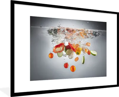 Produktbild von MuchoWow® MuchoWow® Gerahmtes Poster Gemüse - Wasser - Gurke 90x60 cm - Poster mit zchwarzem Bilderrahmen - Wanddekoration - Fotos