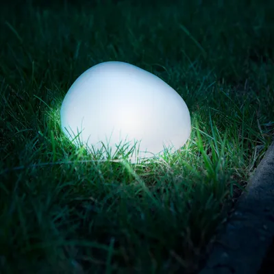 Image de Lampe de jardin solaire en forme de galet – Verre dépoli – Lumière LED blanc chaud – Avec piquet – 16,5 x 14,2 cm – Alimentation solaire – S'allume automatiquement à la tombée de la nuit – Éclairage d'ambiance d'extérieur pour le jardin et la terrasse [11768]