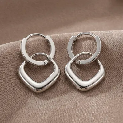 Produktbild von Lundholm Ohrhänger Damen Silber Julia – Edelstahl Premium Stainless Steel Silberfarben – Quadrat Anhänger – Hypoallergen Wasserfest Schmuck