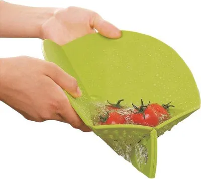 Produktbild von Famanu Schneidebrett mit integrierter Siebfunktion - grün, 27 cm