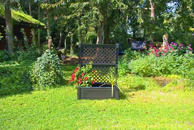 Zdjęcie produktu dla Sadzarka KHW 100 cm z kratką, wymiary szer. 100 x gł. 43 x wys. 140 cm, wysokiej jakości tworzywo sztuczne, stabilna, odporna na warunki atmosferyczne/UV. Kolor: antracyt