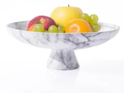 Produktbild von Ibenzoa® Marmor-Optik Obstschale aus Kunstharz – glänzende Dekoschale Ø 28,5 cm × H 11 cm, stabiler Sockel, vielseitig als Obst-, Schlüssel- und Schmuckschale