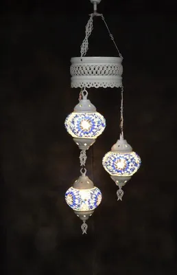 Produktbild von Oosterse Lampe mit 3 bunten Glaskugeln in Blau, Mozaik Kronleuchter für stimmungsvolle Beleuchtung