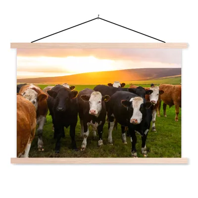 Produktbild von MuchoWow® Textilposter Kühe - Hügel - Sonnenuntergang - Gras - Grün 60x40 cm mit holzfarbenen Rahmen - Bilder