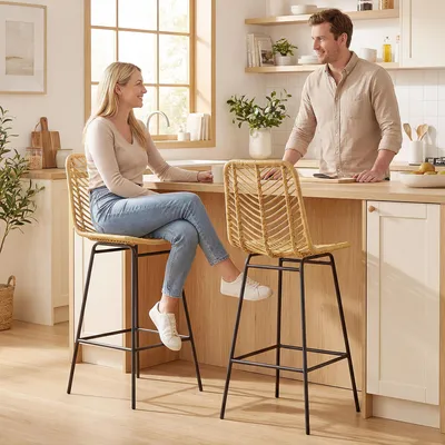 Image de Ensemble de 2 tabourets de bar Sweiko, design bohème, en rotin synthétique (PE), avec repose-pieds, dimensions : 42,5 cm x 52 cm x 102 cm, couleur : jaune et noir