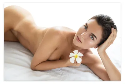 Productafbeelding van Poster (Mat) - Sexy Naakte Vrouw met Klein Wit Bloemetje - 105x70 cm Foto op Posterpapier met een Matte look