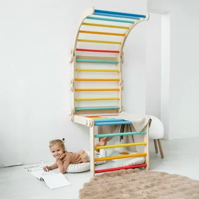 Produktbild von BusyKids Holz-Klettergerüst für den Innenbereich mit Reckstange, in Regenbogenfarben