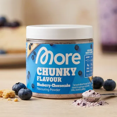Produktbild von MORE Chunky Flavour Blueberry Cheesecake Vegan Geschmackspulver mit Keksstückchen & Heidelbeerpulver 90 g