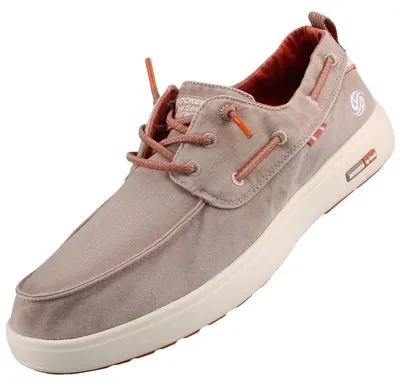 Auf dem Bild ist ein beiger flacher Schuh zu sehen der von der Seite betrachtet wird. Der Schuh hat eine einfache Form und ist mit einer schlanken Sohle gestaltet.