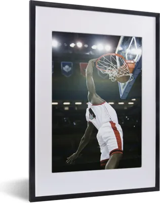 Produktbild von MuchoWow® MuchoWow® Gerahmtes Poster Ein Basketballspieler wirft den Ball in den Korb 30x40 cm - Poster mit zchwarzem Bilderrahmen - Wandposter Schlafzimmer