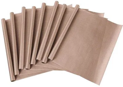 Produktbild von Set mit wiederverwendbarer Backfolie, hitzebeständiges Backpapier 40 x 60 cm, wiederverwendbar, zuschneidbar, spülmaschinenfest, Antihaftbeschichtung, bis 260 °C.