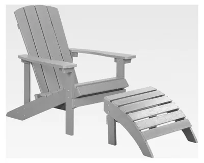 Produktbild von Gartenstuhl im modernen Muskoka-Stil aus hellgrauem Kunstholz mit Hocker und Armlehnen