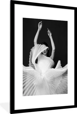 Produktbild von MuchoWow® Gerahmtes Poster Frau - Porträt - Tanz - Schwarz und weiß 60x90 cm - Poster mit Schwarzem Bilderrahmen Wandposter Rahmen Foto Bilder - Dekoration - Wandposter Wohnzimmer - Hochwertig