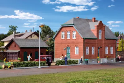 Zdjęcie produktu dla Kibri 38188 – Dom osiedlowy w Oberhausen z budynkiem gospodarczym w skali H0 – nowy