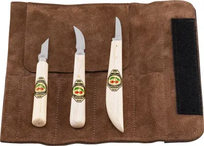 Produktbild von Kirschen Schnitzmessersatz 3-tlg. in Veloursleder-Rolltasche (Enthält: Kerbschnitzmesser mit Weißbuchenheft 3353000, 3356000, 3358000)