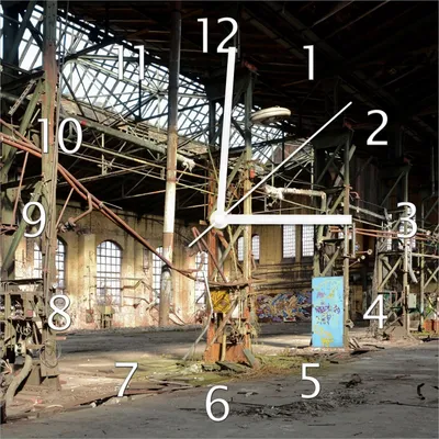 Produktbild von Wallario Design Wanduhr Verlassene Industriehalle - Alte Fabrik aus Echtglas, Größe 30 x 30 cm