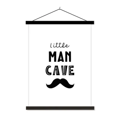 Produktbild von MuchoWow® Textilposter Zitate - Kleine Männerhöhle - Sprichwörter - Jungen - Kind 40x53 cm mit schwarzem Rahmen - Abbildung