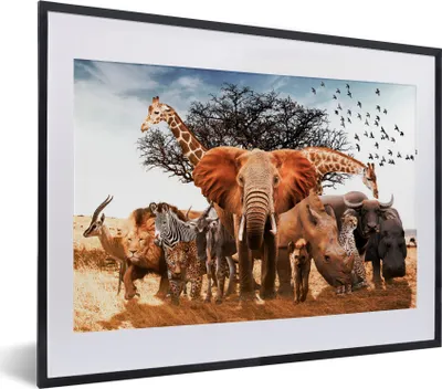 Produktbild von MuchoWow® MuchoWow® Gerahmtes Poster Tiere - Giraffe - Elefant 40x30 cm - Poster mit zchwarzem Bilderrahmen - Bilderrahmen - Poster im Rahmen