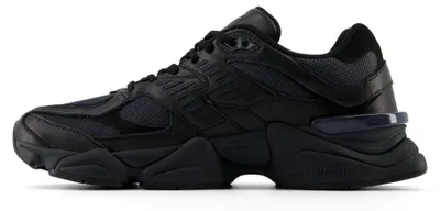 Produktbild von Kaufen Sie den New Balance 9060 Schwarz bei Kicksshop. Sportlicher schwarzer Uni-Sneaker mit modernem Design und bequemer Passform.
