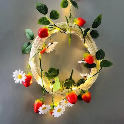 Zdjęcie produktu dla Sztuczne lampki choinkowe w kształcie truskawek, 2 rzędy, 20 diod LED, ciepła biel, zasilane bateriami, długość 2 metry
