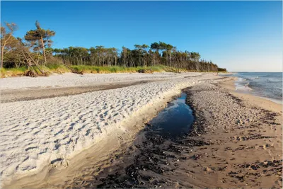 Produktbild von Wallario Poster - Einsamer Strand am Meer - Blauer Himmel, Kunstdruck Größe: 100 x 150 cm