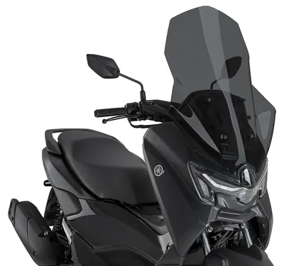 Zdjęcie produktu dla Wiatroszyt Puig V-Tech Line Touring, wymiary 700 x 520 mm, z certyfikatem ABE, przeznaczony do skuterów Yamaha Nmax 125, Nmax 125 Tech MAX, rocznik 2025-2026
