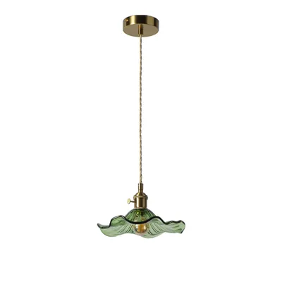 Zdjęcie produktu dla Lampa wisząca FLOR, gwint E27, szklany klosz w kolorze zielonym, wzór falisty, średnica 22,5 cm, z złotą dekoracją i kablem tekstylnym. Lampa wisząca w stylu vintage, idealna do kuchni i jadalni