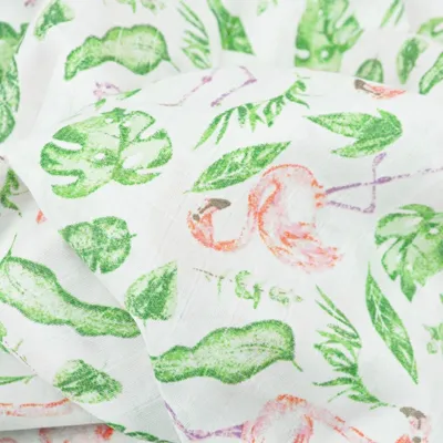 Produktbild von Baumwoll-Musselin Flamingos mit Blättern auf weißem Hintergrund
