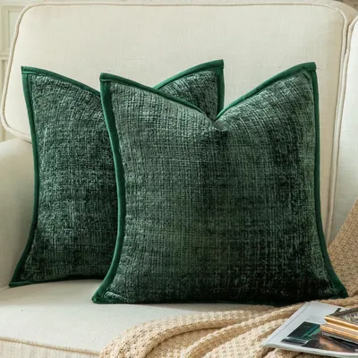 Produktbild von Set aus 2 grünen Chenille-Kissenbezügen, 40x40 cm, mit Samtrückseite, für Sofa, Schlafzimmer oder Wohnzimmer.