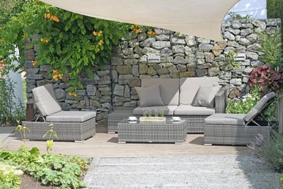 Garten Sitzgruppe Lounge Set ALCUDIA in Grau mit Rattan-Geflecht in kompletter Gesamtansicht auf Terasse.