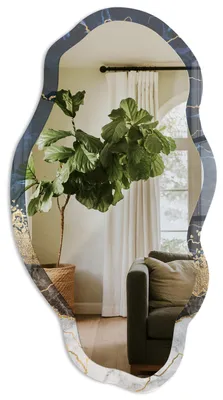Produktbild von Asymmetrischer Wandspiegel mit Druck – 90x45 cm – unregelmäßige organische Form – moderner Dekospiegel – für Wohnzimmer, Flur und Schlafzimmer - Granatmarmor, KI-generiertes Bild