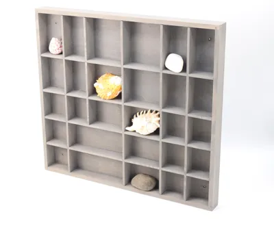 Produktbild von Woodweaver | Setzkasten Holz | Sammelbox | Holztablett 28 Fächer | 45x40x3,5cm | Hängevitrine Grau |Sammelregal | Zum Sortieren und Aufbewahren