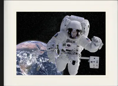 Zdjęcie produktu dla Kosmiczny obraz w ramie z eleganckim passepartout | Obrazy ścienne | W ramie - Astronauta, misja kosmiczna (60 x 80 cm)