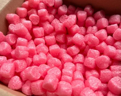 Produktbild von 200 Liter Verpackungschips Rosa Herzform Polsterchips Füllchips Packpolster