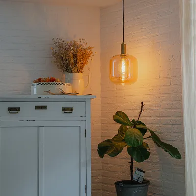Produktbild von QAZQA - Design Design-Hängelampe I Pendellampe I Pendelleuchte schwarz mit Messing und bernsteinfarbenem Glas – Zuzanna I Wohnzimmer I Schlafzimmer - Rund - LED geeignet E27