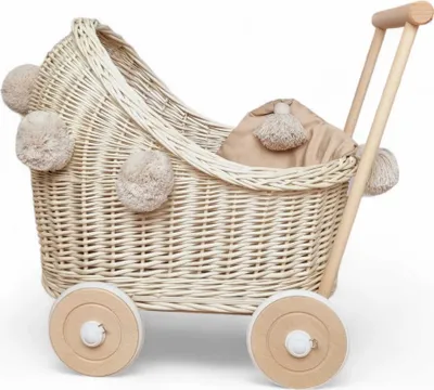 Produktbild von Puppenwagen aus ecrufarbenem Korbgeflecht mit Pompons und Bettzeug - Holz