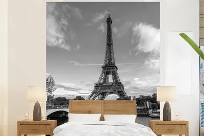 Produktbild von MuchoWow® Fototapete für Wohnzimmer oder Schlafzimmer Wandtapete Vinyl Motivtapete Eiffelturm von der Seine aus - schwarz und weiß - 180x220 cm - Tapezierpapier