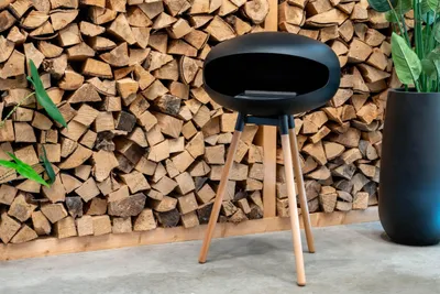 Produktbild von Bioethanol Kamin – La Fuego – Standmodell mit Holzfüßen – Mattschwarz – Ø55 cm – Rauchfrei & Modernes Design