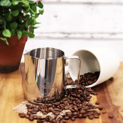 Produktbild von Edelstahl-Milchkännchen für das perfekte Kaffeeerlebnis mit Ausgießer und Maßskala