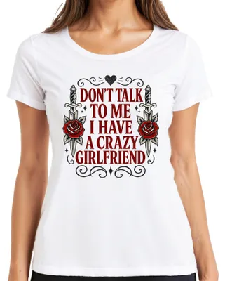Productafbeelding van "Praat niet tegen me, ik heb een gestoorde vriendin" - Sarcastisch dames T-shirt, wit, maat M