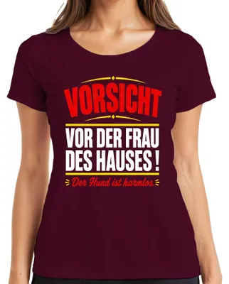 Productafbeelding van Let op: Dit is een dames T-shirt met de tekst "De hond is een statement", met een sarcastische ondertoon. Kleur: bordeauxrood. Maat: L