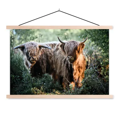 Produktbild von MuchoWow® Textilposter Schottische Highlander - Wald - Tiere 60x40 cm mit holzfarbenen Rahmen - Bilder