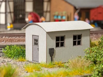 Produktbild von NOCH Blechhütte, ideales Zubehör für Modellbau, 5,3 x 3,8 x 3,5 cm, perfekt für Spurweite H0